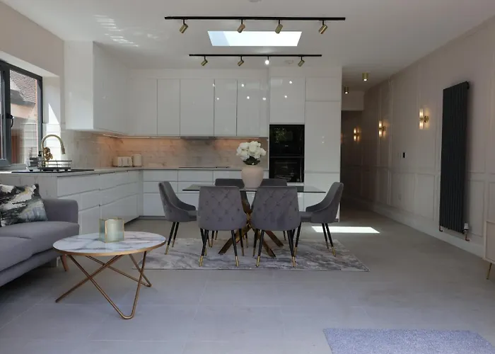 Luxury House For Families And Contractors, Namissuites Serviced Apartment - Farnborough