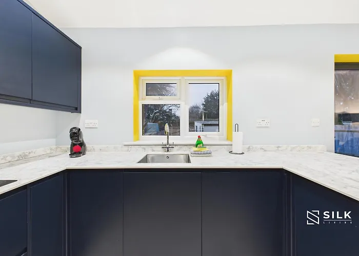 Refurbished 4-Bed, Open-Plan Living, Sleeps 10