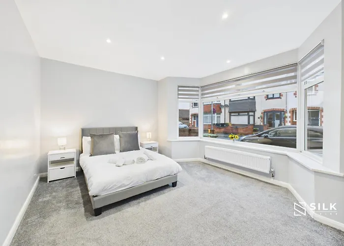 Refurbished 4-Bed, Open-Plan Living, Sleeps 10