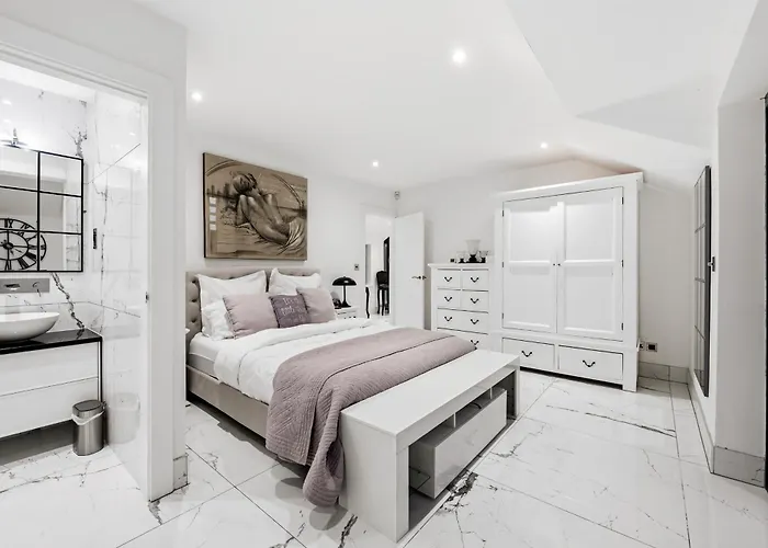 Luxury Ascot Villa Steps From Royal Ascot, 5 Mins To Legoland Windsor Resort, 10 Mins To Windsor Castle