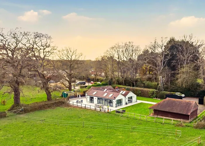 Luxury Ascot Villa Steps From Royal Ascot, 5 Mins To Legoland Windsor Resort, 10 Mins To Windsor Castle
